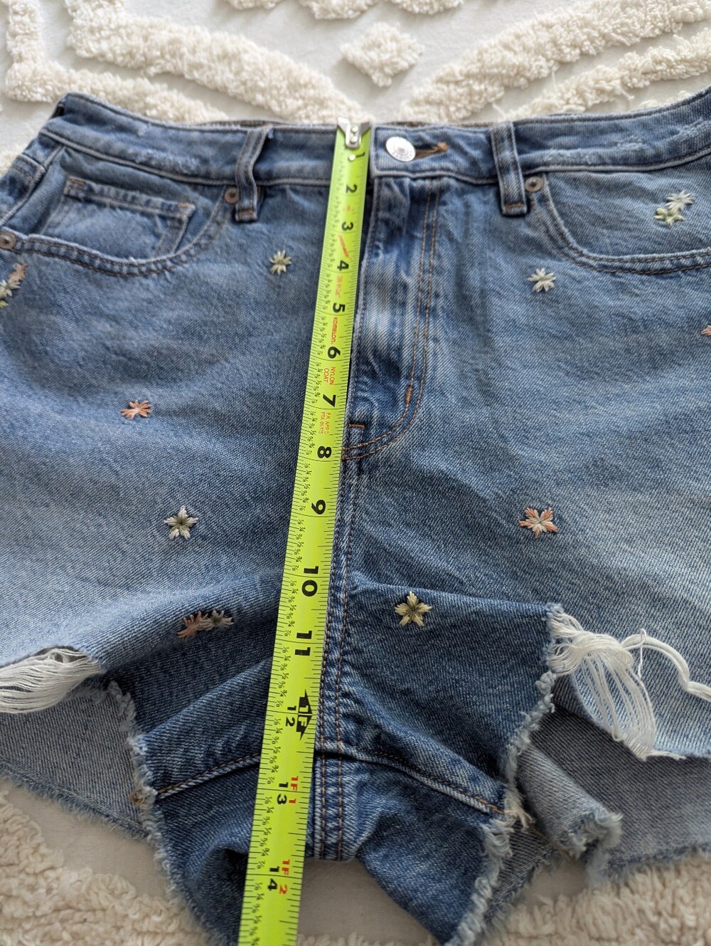 American Eagle Embroidered Flowers Mom High Rise Denim Jean Cutoff Shorts Sz 10 - Picture 5 of 8